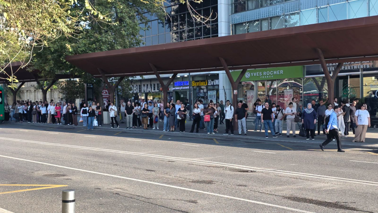 28 May ərazisində 1 və 2 saylı marşrutlarla bağlı problem: sərnişinlər uzun müddət gözləyir