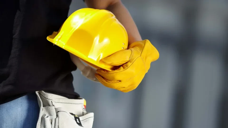 Paytaxtda usta hündürlükdən yıxılıb öldü