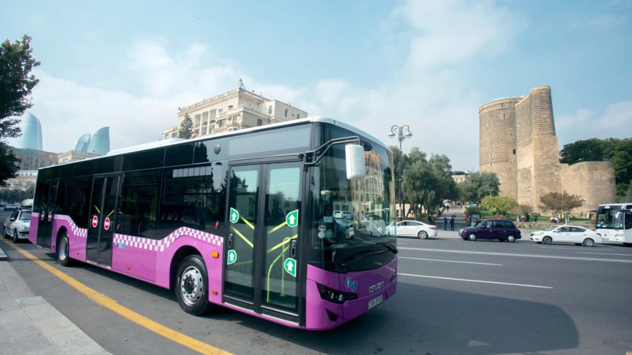 Sürücü qızları mindirdi, kişini avtobusa buraxmadı - Rəsmi CAVAB&nbsp;