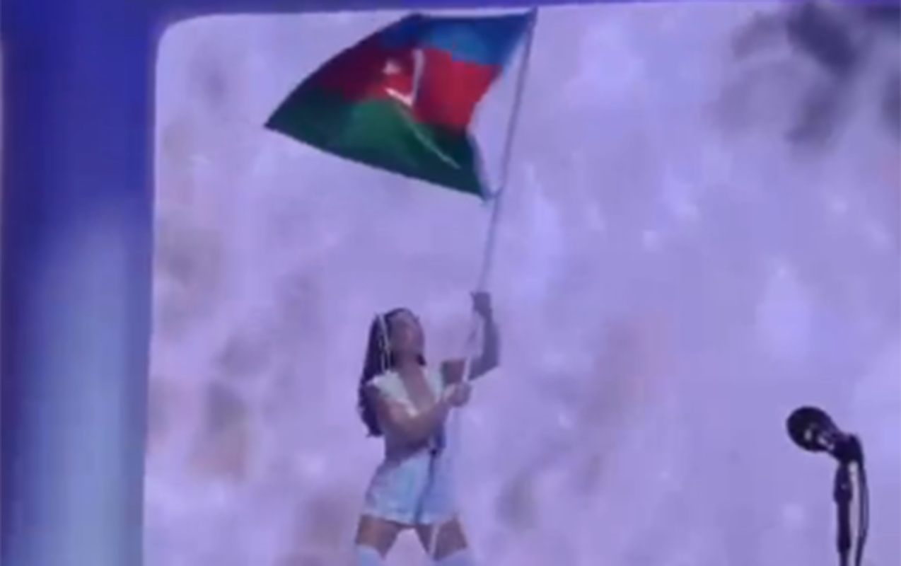 Keti Perri səhnəyə Azərbaycan bayrağı ilə çıxdı - Video