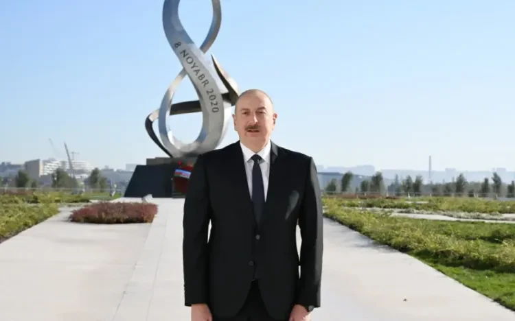 İlham Əliyev Anım Günü ilə əlaqədar Bakıdakı Zəfər parkında olub