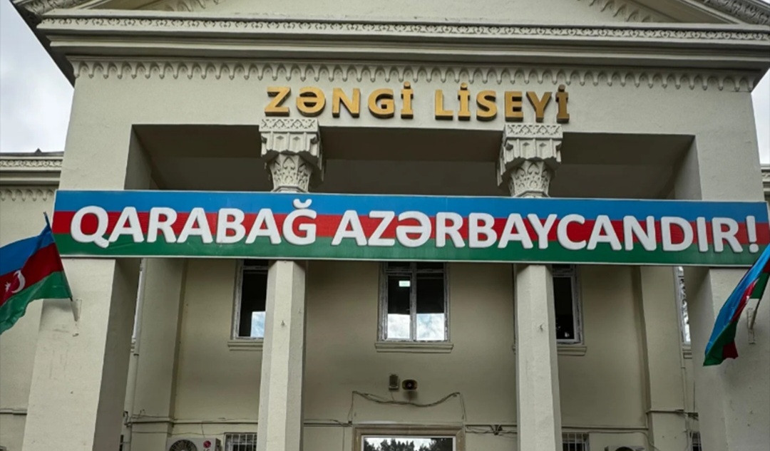 Liseyin yaxınlığında ağac yandı, məktəbin elektrik xətləri zərər gördü