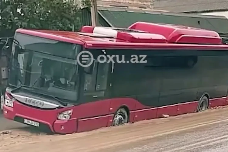 Avtobus yolda yaranan çuxura düşdü - VİDEO