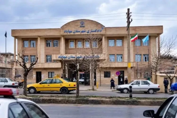 İranda məhkəmə qarşısında atışma: Ölən və yaralananlar var