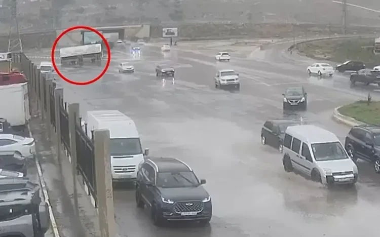 Bakıda avtobus aşdı - VİDEO
