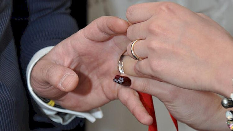 Xocalıda 16 yaşlı qızını 30 yaşlı bacısı oğluna nişanlayan ata min manat cərimələndi