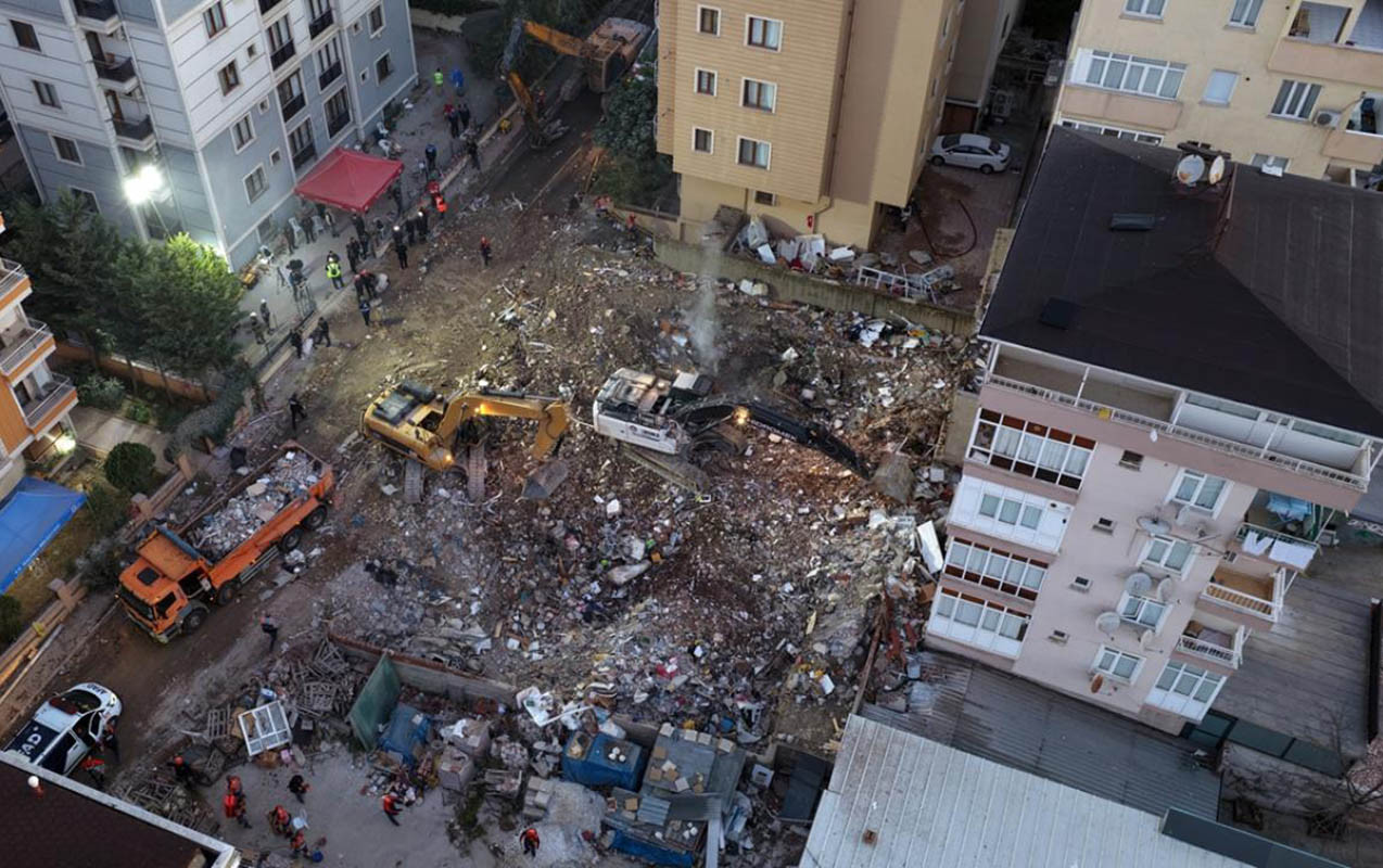 İstanbulda çökən binada ölənlərin sayı 5 nəfərə çatdı
