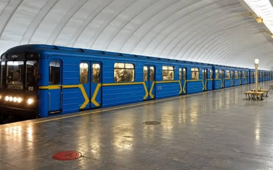 İşıqlar söndü, metronun fəaliyyəti dayandırıldı - Kiyevdə vəziyyət