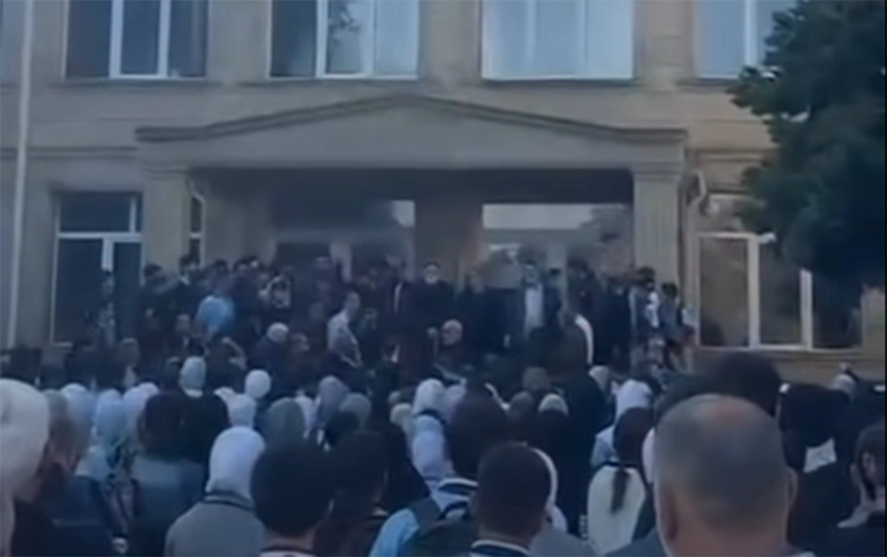 Məktəbli forması ilə bağlı qaydalara etiraz edən - 37 nəfər həbs olundu-Video