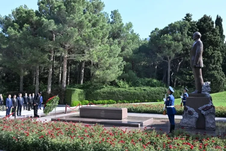 Laos Prezidenti Fəxri xiyabanı ziyarət etdi - FOTO