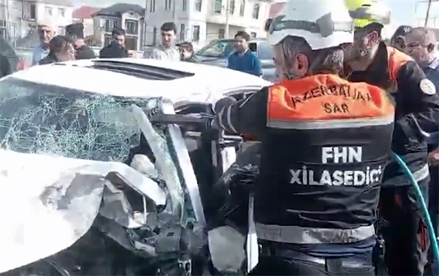 Qəzada maşında sıxılı qalan oğlan belə xilas edildi - Video
