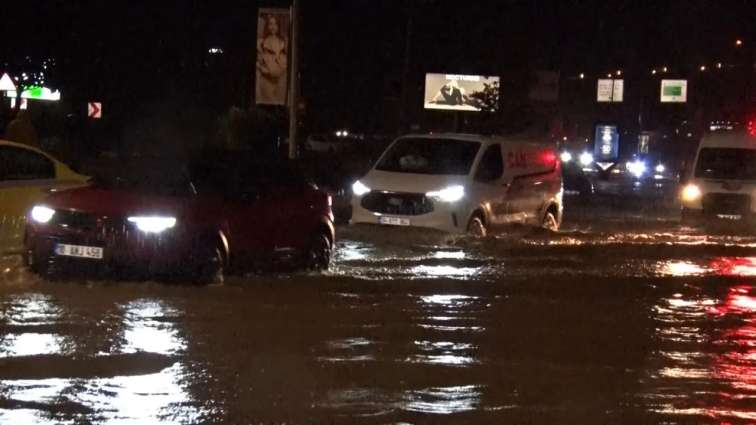 İstanbulda şəhərin küçələrini sel basdı - FOTO