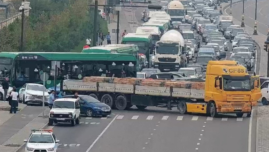 Nasaz yük maşını yolda qaldı - Tıxac yarandı