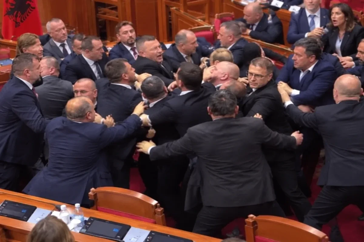 Parlamentdə əlbəyaxa dava - Avropada
