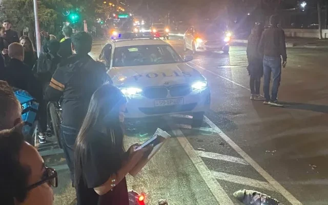Skuter yolu keçmək istəyən qızı vurdu - FOTO