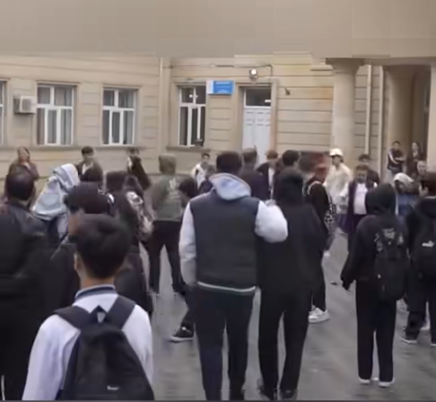 225 saylı məktəbdə şagirdlər çəkiliş aparan jurnalistlərə hü*cum etdilər&nbsp; - Video