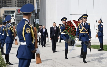 Tacikistan Baş naziri Zəfər Parkında - Fotolar