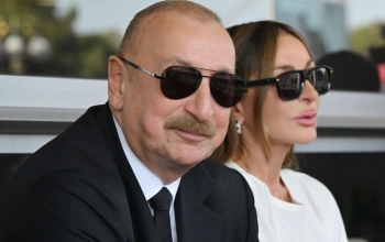İlham Əliyev xanımı ilə sərgidə