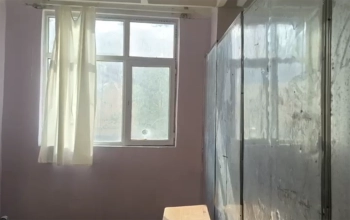 Məktəbə daş atdılar, şagirdlər xəsarət aldı