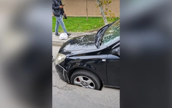 Maşın “lyuk”a düşdü, sürücü kömək çağırdı - Video